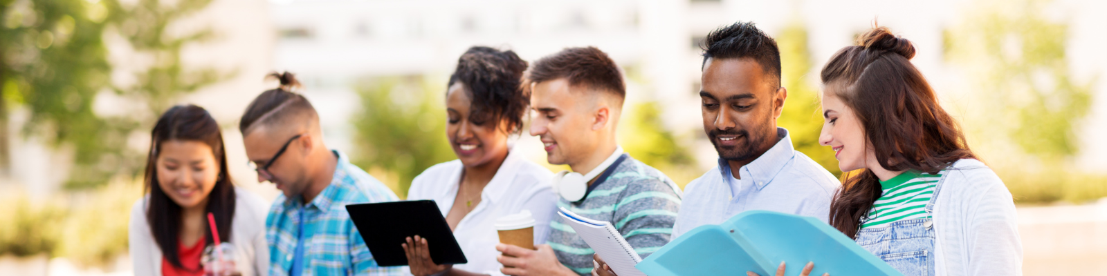 students outside reading